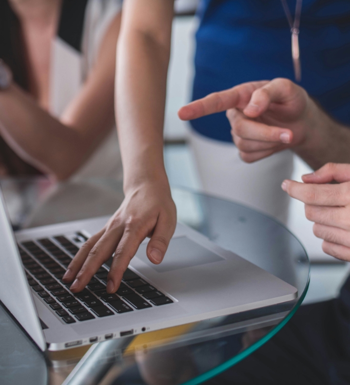 Équipe qui travaille sur ordinateur